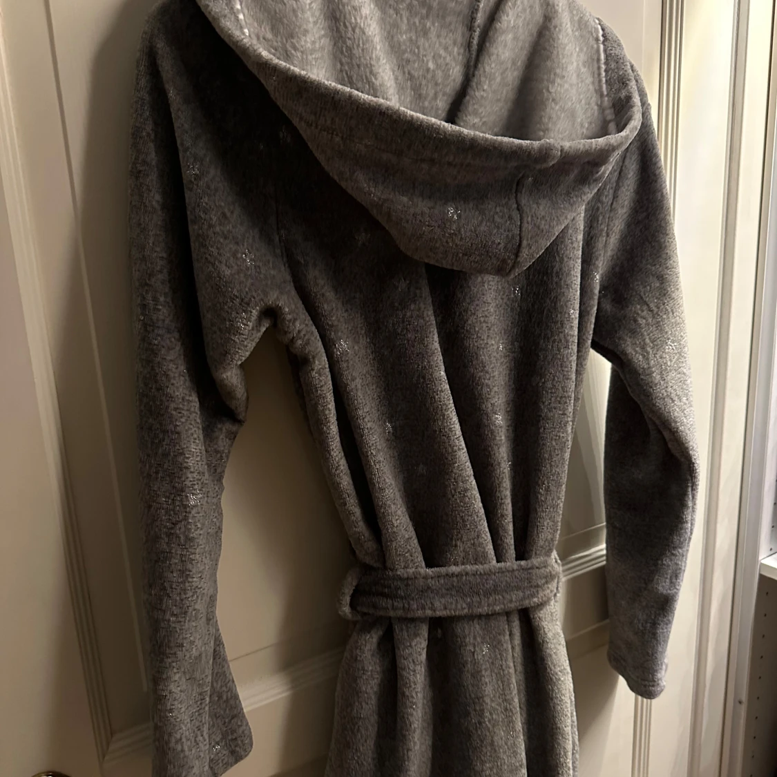 Grå långärmad morgonrock - 90