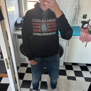 Saint lauren  - Säljer nu min eftertraktade saint lauren hoodie i storlek M, sitter också som S. Välfigt bra skick för att vara en äldre modell!  Nypris runt 8000 mitt pris 1999. Kan även ta byte mot ysl skor. Tveka inte att höra av er vid funderingar och frågor 🙌🥂