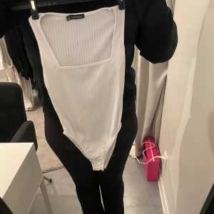 Vit body - Köpte den för 2 år sen men köpte fel storlek så den har bara legat i garderoben. Har aldrig använt då den ej passar mig, är i väldigt bra skick🥰