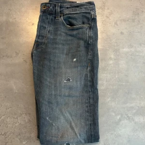 Jack and jones jeans - Jack and jones jeans, dem är gråa. Det är denim and true vintage faded. Den är W 28 och L 32 och i riktigt bra skick