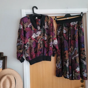 Vintage set - Avtagbara axelvaddar. Kjol med resår utan fickor. Resåren lite vikt. Fladdrig och sval. Står storlek M i.