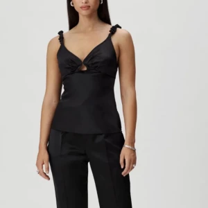 Satin topp - Svart satin topp från Adoore. Storlek 38, använd fåtal gånger!