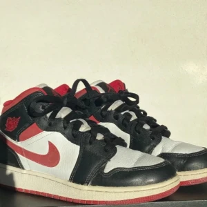 Jordan 1 Gym Red Black - Nike Jordan skor. I hyfsat bra skick, lite creasade och skosnörena är lite slitna men går att byta ut. Köpta för 2300kr