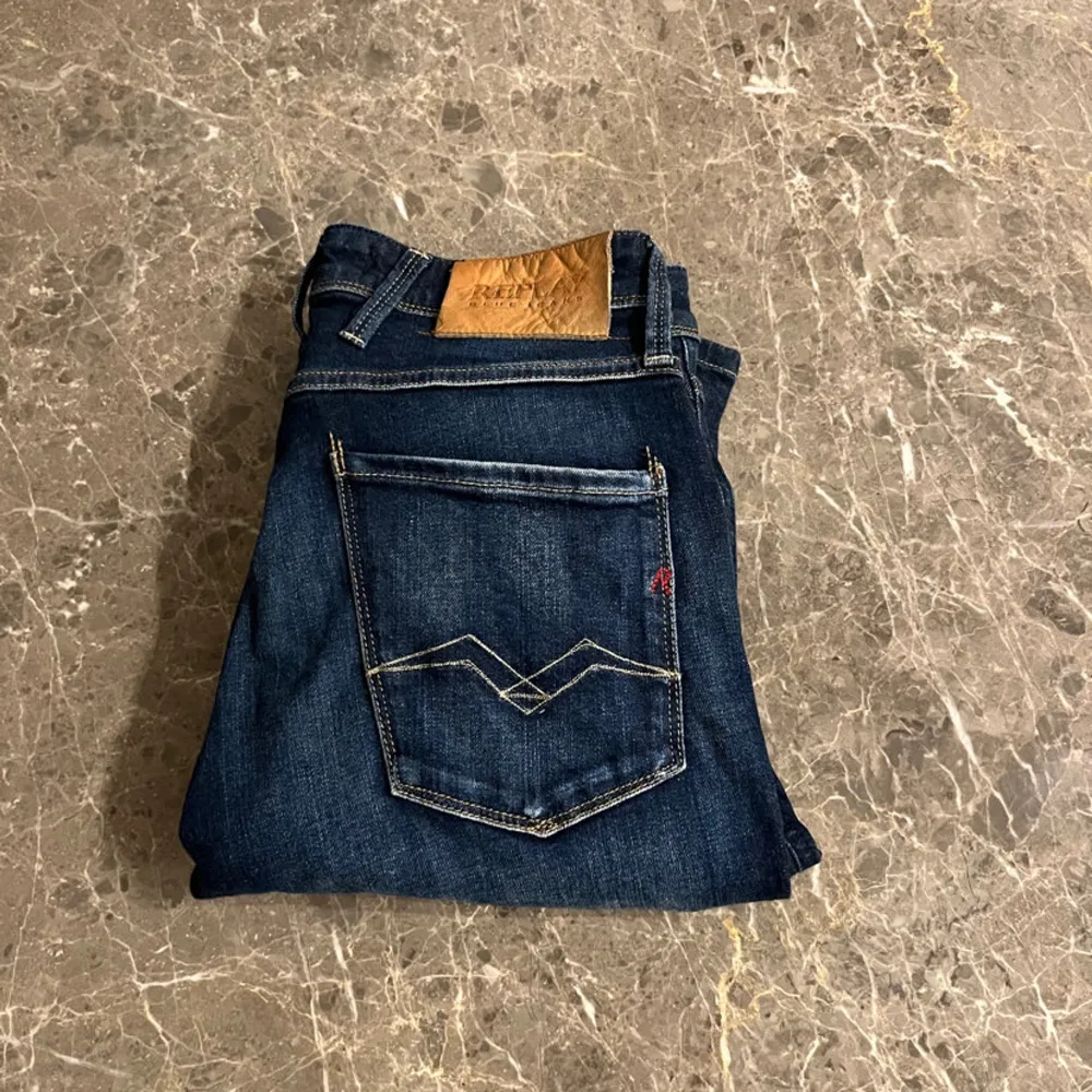 Säljer nu dessa riktigt feta replay jeans som är nästintill oanvända.  Dom är i färgen blå och modellen anbass.Hör av er angående frågor eller vid funderingar. Pris för att diskutera 🤩. Jeans & Byxor.