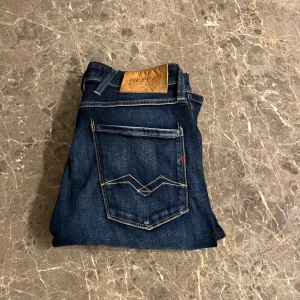 Replay jeans  - Säljer nu dessa riktigt feta replay jeans som är nästintill oanvända.  Dom är i färgen blå och modellen anbass.Hör av er angående frågor eller vid funderingar. Pris för att diskutera 🤩
