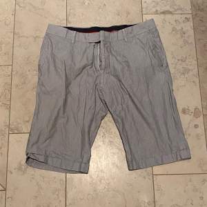 Säljer dessa vit-blå randiga Riley shorts i bra skick | Storlek 52 | Pris 100kr