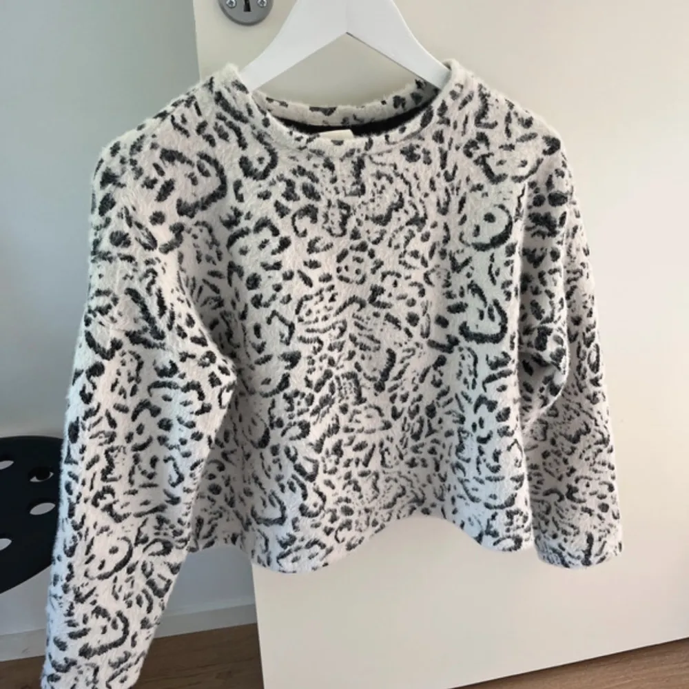 Säljer en supermjuk och fluffig tröja från H&M i storlek S. Den är vit med leopardmönster i svart. Perfekt för att hålla sig varm under hösten och vintern. Tröjan har långa ärmar och en normal passform. Ej mina bilder men skriv för fler bilder❤️. Tröjor & Koftor.