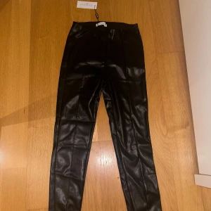 Skinnbyxor - Skinnbyxor från Design By Si, ny oanvänd med prislapp