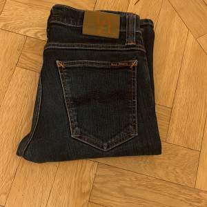 Helt nya nudie jeans. Modellen är Tube Kelly (slim fit). Strl W27 L30. Inga defekter.