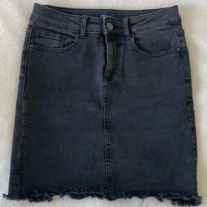 Jeanskjol - Superfin och skön jeanskjol som har mycket stretch. Köpt från veromoda. Använd 2-3 gånger så den är i nyskick.  Stl xs, med tanke på stretchen så skulle jag säga att den är mer som s.