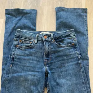 Midwaist jeans från Zara i storlek 32, sytt upp dom lite själv då modellen var jättelång i benen