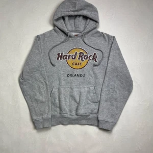 Hard rock cafe hoodie grå - Användes till utklädnad (mr chow från baksmällan) så behövs inte längre. Pris går att diskutera