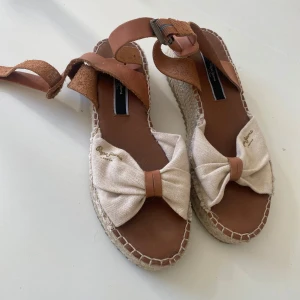  Sandaletter med kilklack - off white - stl 36 - Helt oanvända! Pepe Jeans Sandaletter med kilklack - off white Storlek 36