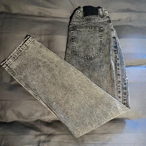 Mörkgråa Grunt Jeans  - Mycket fina Grunt jeans med resår i midjan. 