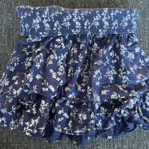 Jätte fin volang kjol - Mörkblå mönstrad volangkjol🩷