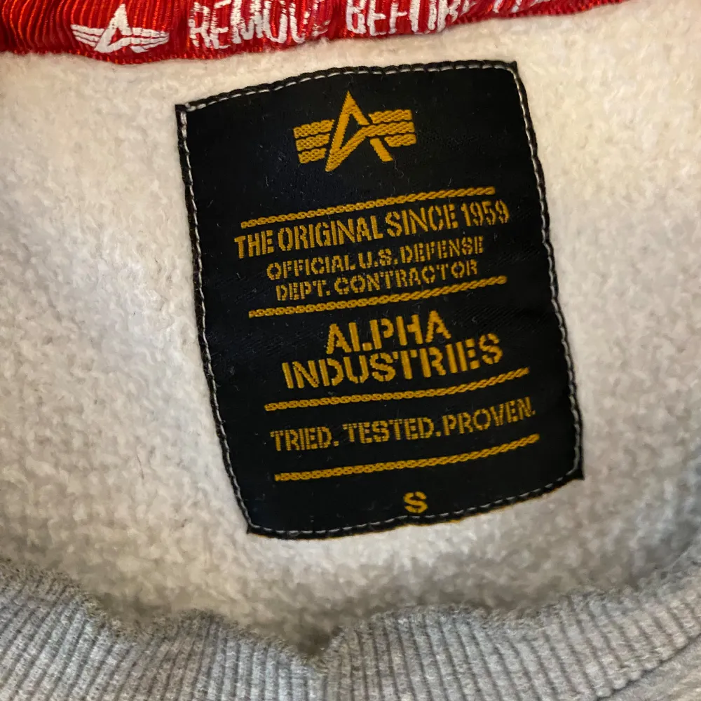 Grå Alpha Industries/Nasa tröja  Lite använd  10/10 skick  Storlek: S  . Tröjor & Koftor.