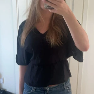 Svart blus - Svart blus med indragen midja! Använd en gång!
