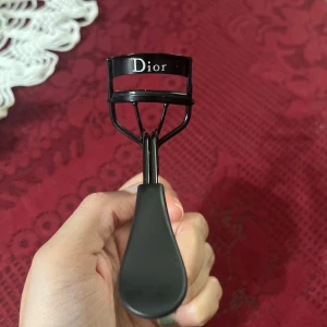Ögonfransböjare från Dior - Säljer en elegant och stilren ögonfransböjare från Dior. Kommer med en extra gummilist för långvarig användning. Det På andra bilden kan man se att färgen har försvunnit väldigt lite, den var så när jag fick den fast det påverkar inte kvalitén. 