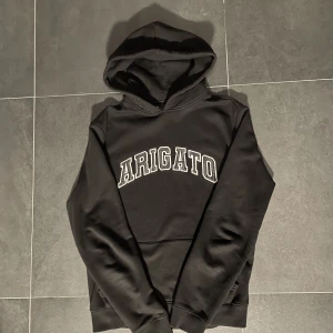 Arigato hoodie - Hoodien saknar snören men annars i helt felfritt skick, storlek är S men den passar också M
