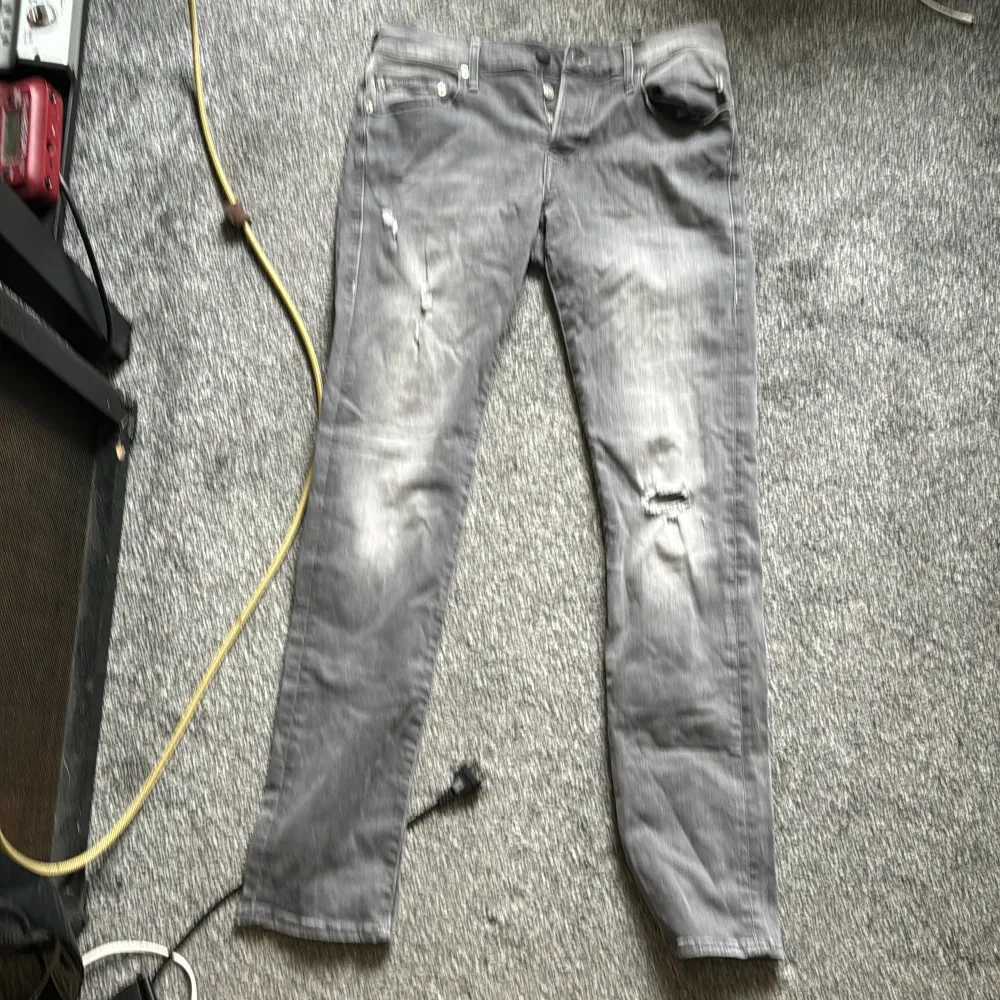 W33/L31 gråa true religion som inte passa mig. ROCCO relaxed skinny.. Jeans & Byxor.