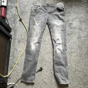 W33/L31 gråa true religion som inte passa mig. ROCCO relaxed skinny.