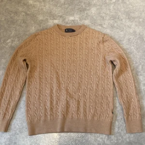 Riley tröja - Stoelek M men är liten i storleken då ja skulle säga den passar S. Den är helt ny använd en gång då jag testa den. Ordinarie pris ligger runt 1000kr. Skriv gärna vid intresse, Mvh Antonio