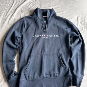 Quarter zip Tommy hilfiger - En fet quarter zip från Tommy hilfiger. 9/10 skick, Lite använd. Perfekt till hösten. Ny pris 1500kr. Skriv prisförslag för snabb affär ✅