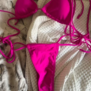 Neon Rosa string bikini - Köpt nyligen, troskyddet är kvar. (Trosorna är rätt så string)