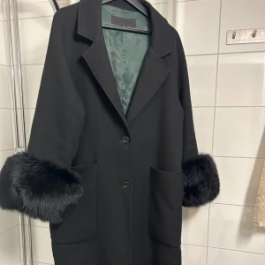 Meotine kappa - Säljer denna kappa från Meotine. Den är i storlek S/M och jag är 169 cm lång. Den har päls längst ner på ärmarna och har två stora fickor i fram. Den är ytterst lite nopprig i tyget runt fickorna, kan skicka bild på det vid intresse, syns knappt🤍