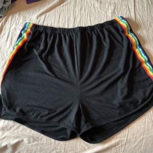 Svarta shorts med pride mönster på sidan