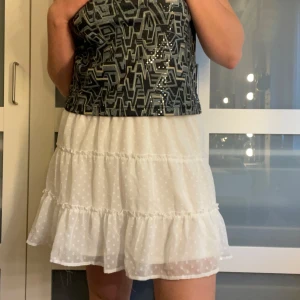 Vit kjol - Så söt hit kjol i fint skick! Storlek L men passar allt från S-L tack vare resor i midjan! 