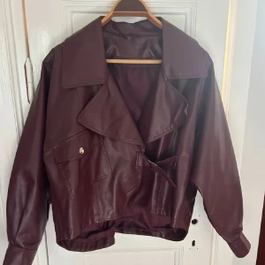 Röd skinnjacka - Så bra skick! Vet inte märket, köpt secondhand❤️