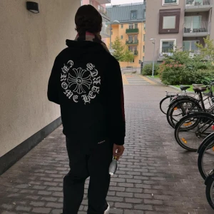 Chrome hearts hoodie - 10/10 skick. Allt medföljer. Strl L. Skäms inte för o skicka bud/trade offers!! :) Vill egentligen inte sälja men behöver semesterkassa så kan gå back lite vid snabb affär :/