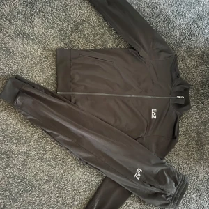 EA7 - Säljer min EA7 dress som nästan aldrig är använd svart, Storlek S 