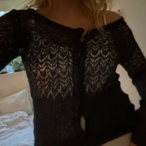 Söt stickad kofta - Supersöt mörkblå stickad kofta 💘