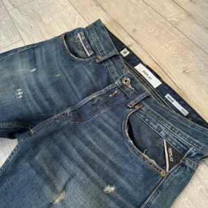 Replay Grower jeans - Hej säljer nu mina inprncip nya replays. Har endast användas ett fåtal gånger så dem är i ett väldigt fint skick.  Modellen är Grower och strlk är 30-32