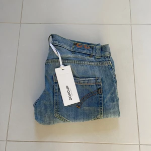 Dondup Jeans  - Säljer nu dessa blå dondup jeans i slitningar i design (skriv för att se) skriv för fler bilder/frågor🙌🏼