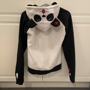 Panda hoodie - Mått från axlarna och ner 62 cm. Är använd men i bra skick. Söt panda hoodie.