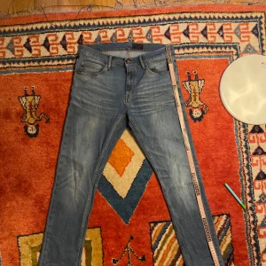 Tiger of Sweden jeans, PISTOLERO - Ett par Tiger of Sweden jeans i bra skick. Vad jag kan se så framkommer inga fläckar samt slitningar. Måtten är följande: Längd: ca 105cm Midja: ca 43cm Benöppning: ca 17cm+