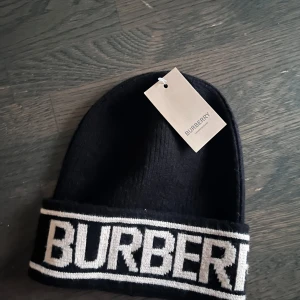 Burberry beanie  - Burberry mössa, helt ny aldrig använd 