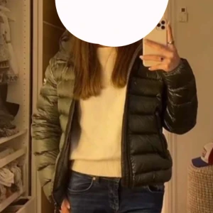 Colmar jacka - Höst/vinter jacka! Strå storlek 42 men skulle mer säga 34/36 är det jag brukar ha och de passar bra💗 En defekt på bakarmen, se sista bilden🥰 ( pris går alltid att diskutera )