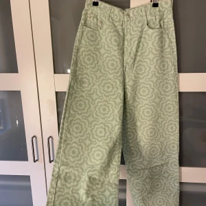 Gröna jeans - Coola gröna jeans i storlek Medium, rak modell. Högmidjade. Aldrig använda-> nyskick! 