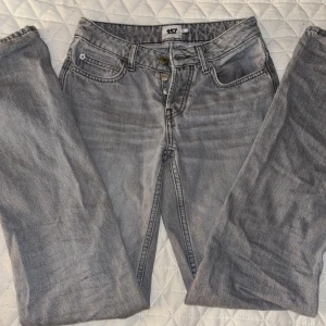 Gråa jeans från Lager 157 - Säljer dessa jeans från lager 157 i modell ”icon” Storlek xxs Nypris 400kr Pris kan diskuteras! Inga defekter!💞