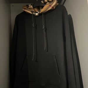 Burberry hoodie - En perfekt hoodie inför hösten. 10/10 skick, inga fel alls. Kom dm vid intresse. Priset är ej hugget i sten, det går att diskutera pris vid snabb affär
