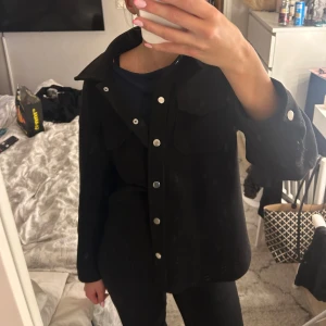 Jacka  - Svart kappa, använd en del men ändå fin! 💗