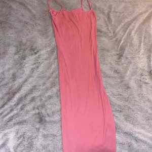 Långklänning rosa - Fin långklänning aldrig använd 