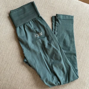TRÄNINGSTIGHTS ICIW - Blågröna seamless träningstights från ICIW! Sitter som en smäck, högmidjade och supersköna. Perfekt längd på mig som 172cm lång. 