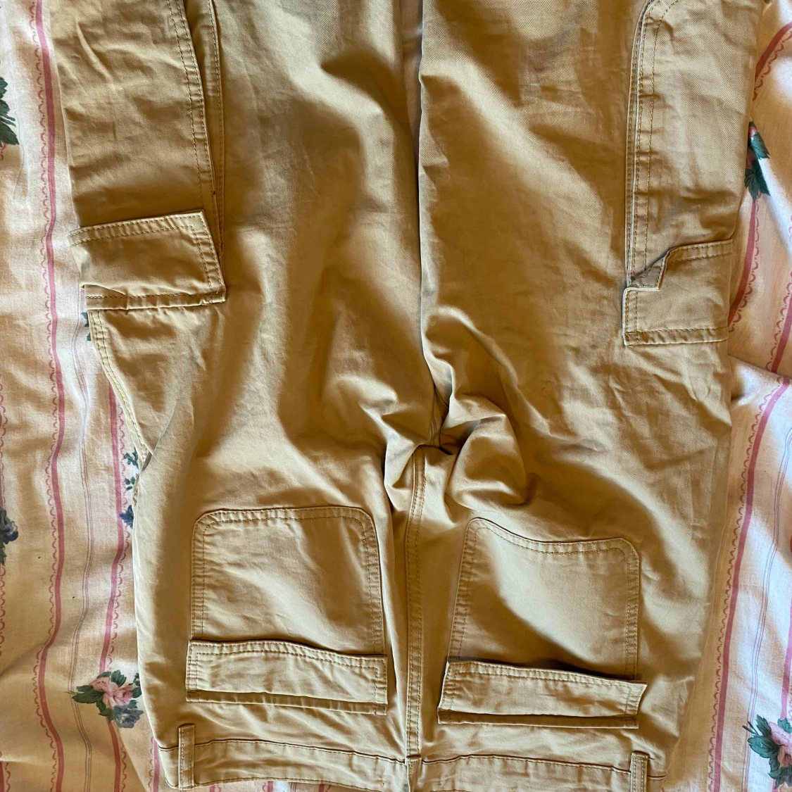 Beige cargobyxor från Ginatricot - 90
