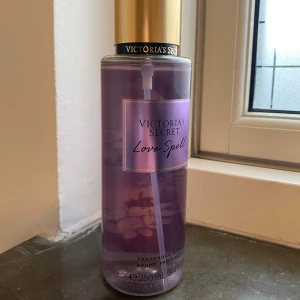 Victoria’s Secret - Hej!  Säljer denna Victoria’s Secret body mist (Love Spell). Oanvänd.