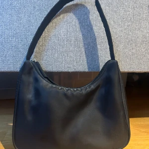 Svart axelväska - Säljer en svart axelväska ifrån monki, ny utan prislapp.
